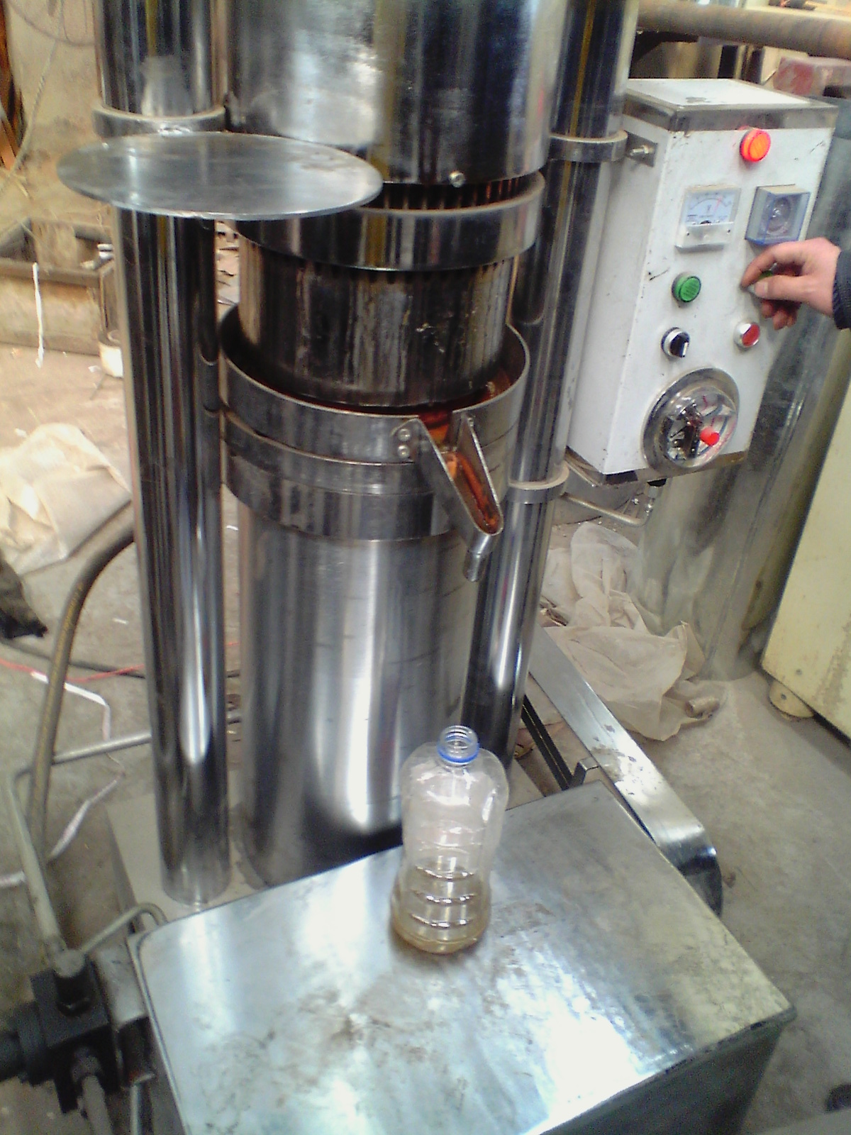 液壓榨油機壓榨現場示意圖